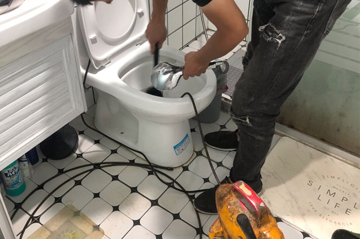 和布克赛尔疏通下水道