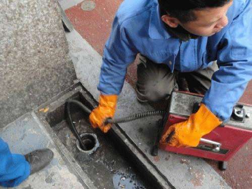 和布克赛尔疏通下水道