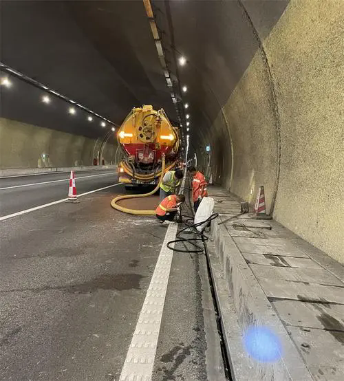 和布克赛尔隧道排水渠清淤